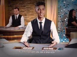 Dealer roulette Dream Gaming di meja dengan roda profesional